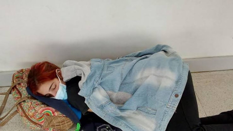 Acostada en el piso, muere joven con covid esperando una cama de hospital en Argentina