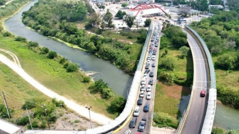 Migrante salta al Río Grande en el puente Gateway de Brownsville