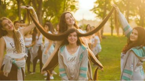 Joven rompe récord al cabello más largo del mundo