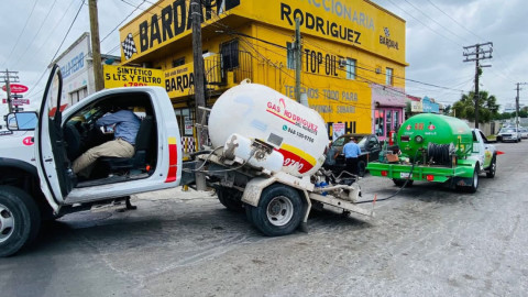PC evita tragedia tras partirse en dos, camión de pipa de gas