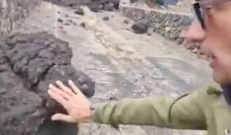 Critican a reportero por tocar piedra volcánica en La Palma