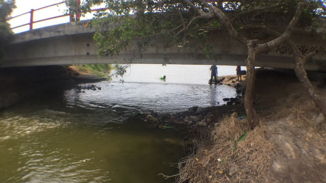 Pescadores de lagunas interiores, arriesgan su vida, al trabajar cerca de los cocodrilos