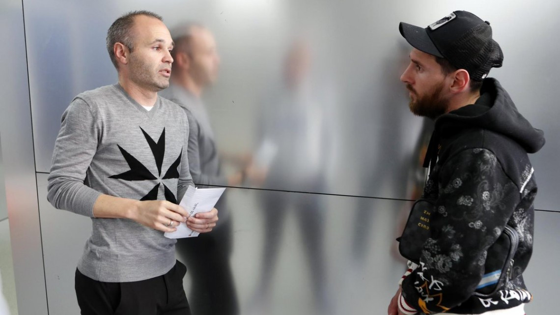 Iniesta se reencuentra con sus compañeros del Barça