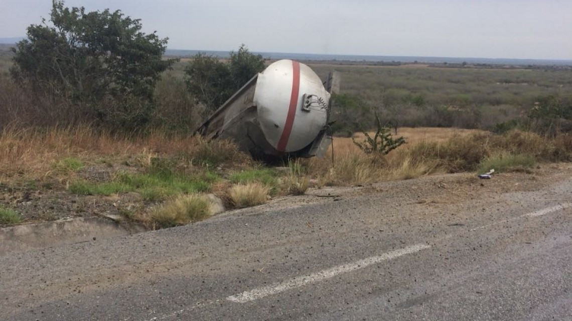 Cierran carretera federal ante temor de explosión de un tanque con gasolina