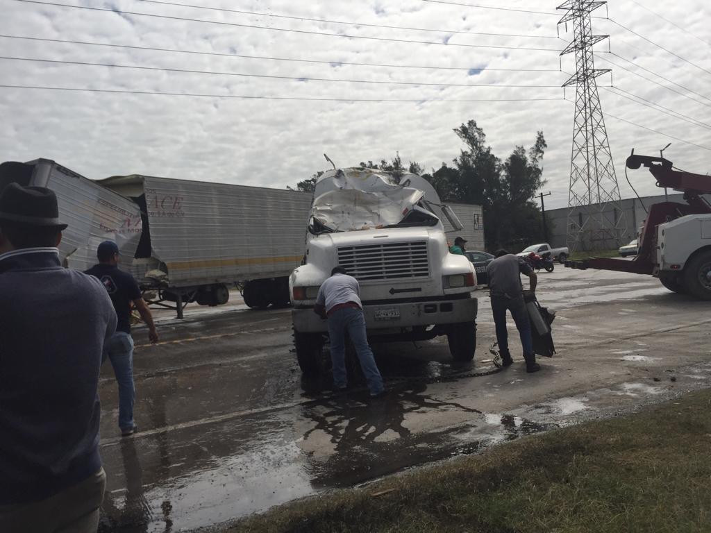 Chocan trailers y generan caos vial en Altamira