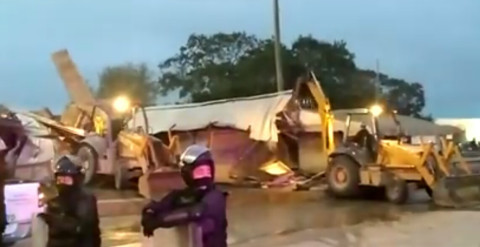 Desalojan a comerciantes situados en la entrada a la Pedrera.