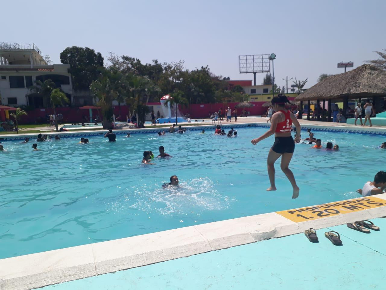 Albercas públicas, lucen llenas al arranque del presente pereodo vacacional