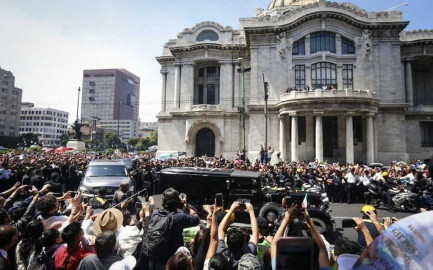 Aproximadamente 35 mil personas dieron el último adiós  a José José