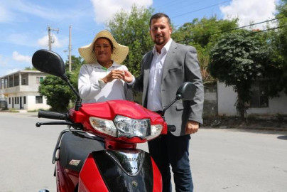 Trabajadora de Correos de México recibe motoneta nueva