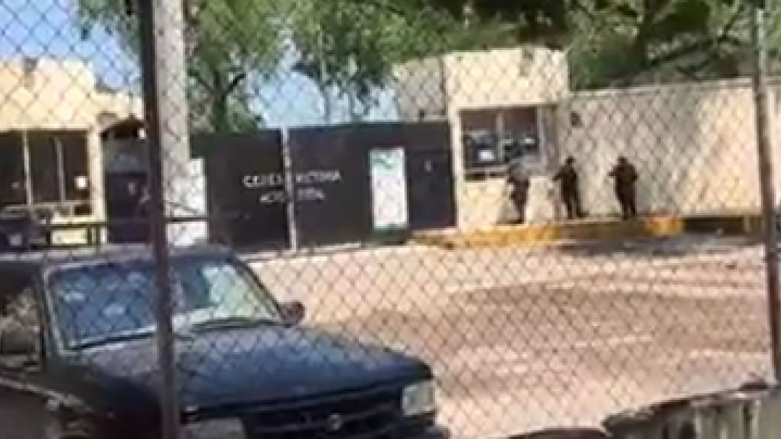 Reportan disparos y posible motín al interior del Cedes Victoria