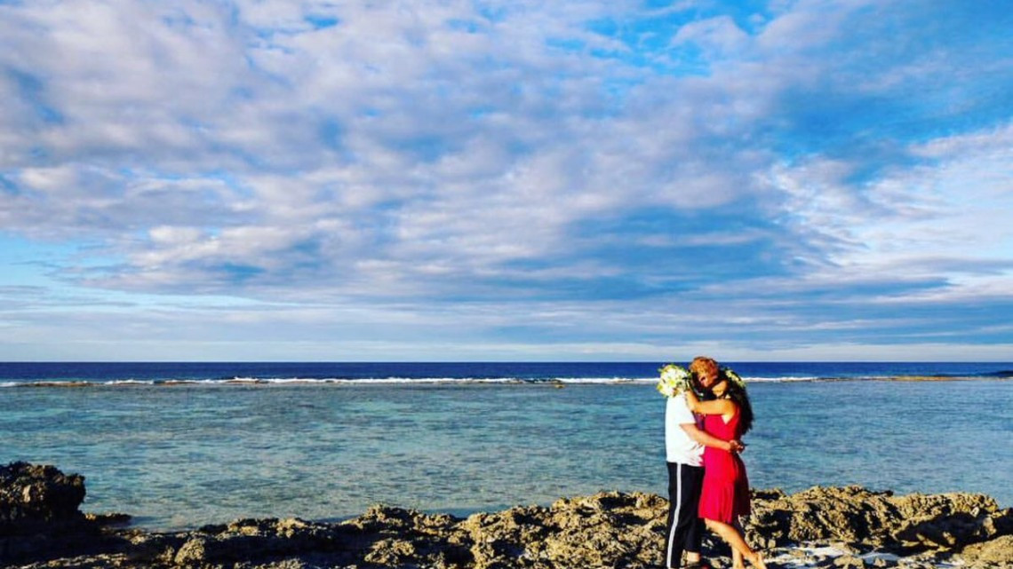 Salma Hayek va al spa y termina casándose