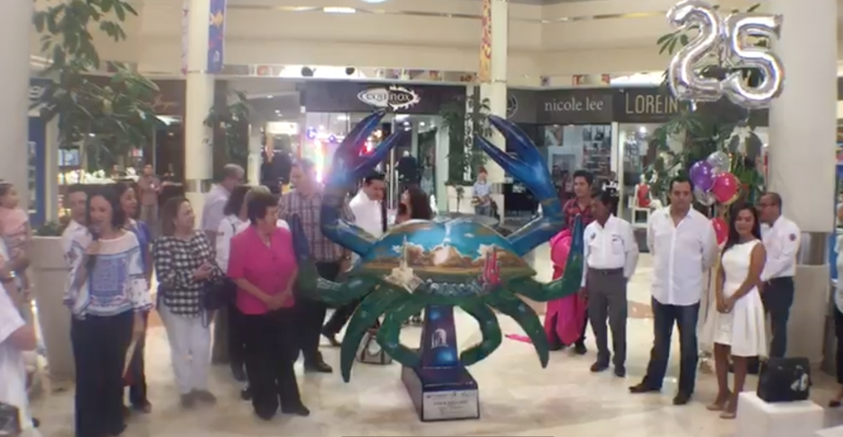 Develan jaiba conmemorativa por 25 aniversario de 3 Arcos