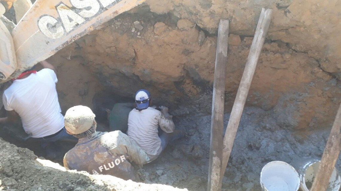 Desprendimiento de tierra sepulta a trabajador que introducía drenaje