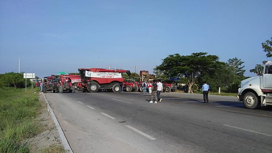 Agricultores bloquean carreteras del sur de Tamaulipas