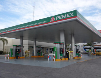 Precio de gasolina baja 2 centavos