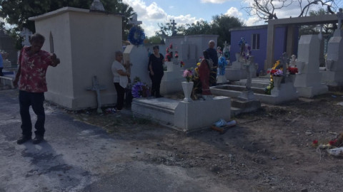 Matamorenses visitan panteones por día de las madres 