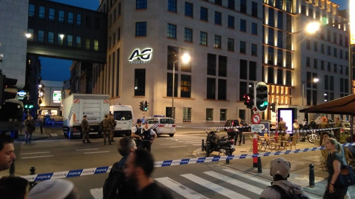 Hombre armado con un cuchillo ataca a dos soldados en Bruselas