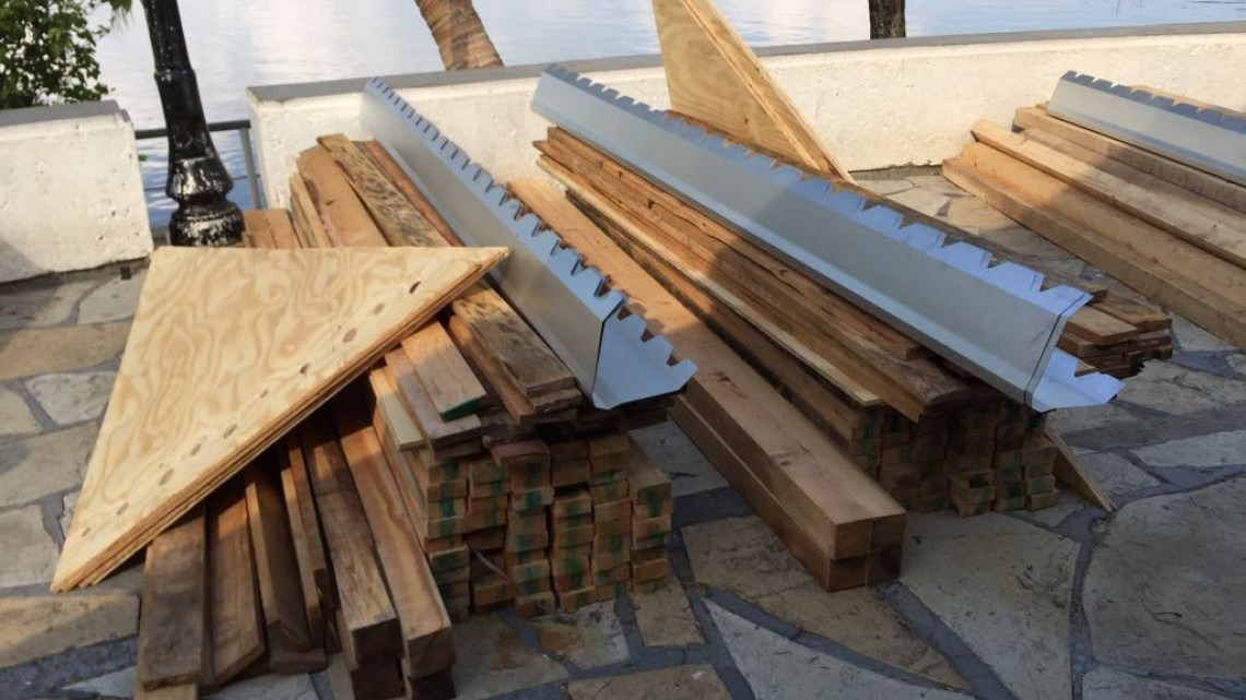 Entregan material a familias que se vieron afectados por tromba