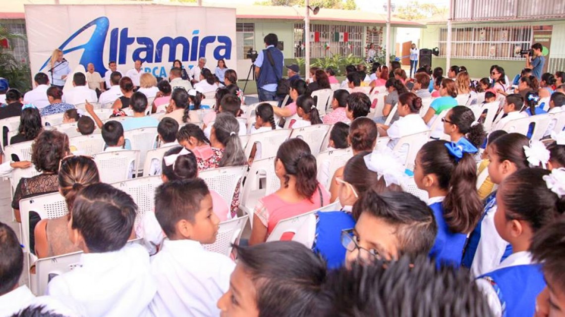 Alcaldesa inauguran plaza comunitaria