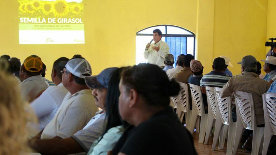 Sostiene reunión alcaldesa con comisariados de la Asociación Ganadera de Altamira
