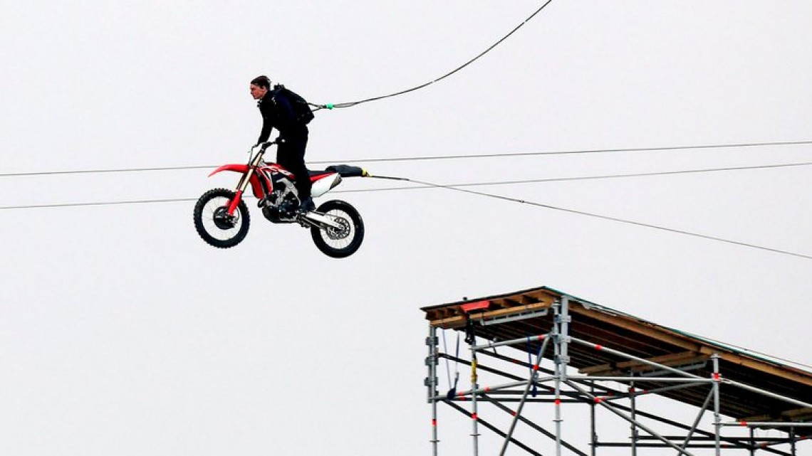 ¡Sin miedo al éxito! Tom Cruise retoma grabaciones de Misión Imposible con peligrosas acrobacias 