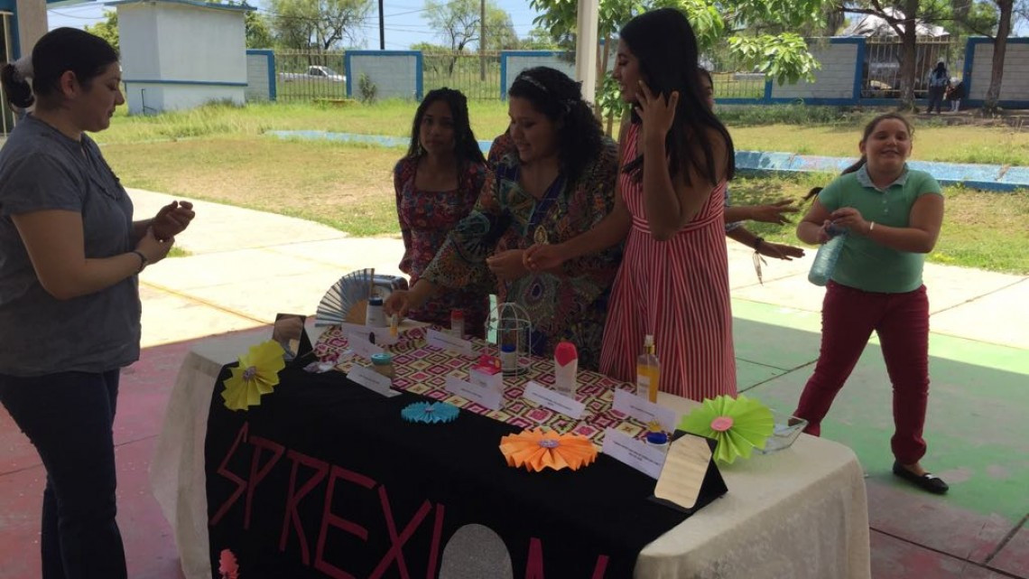 Jóvenes estudiantes aprenden a elaborar productos de limpieza