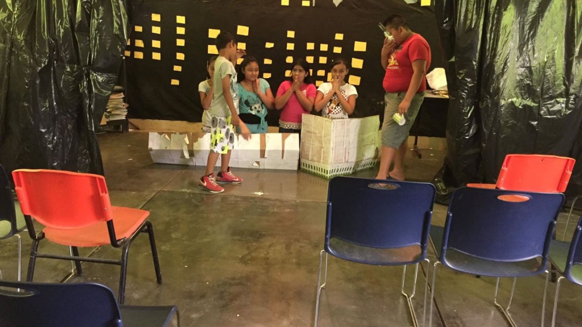 Recaudan niños dinero para su graduación de primaria 