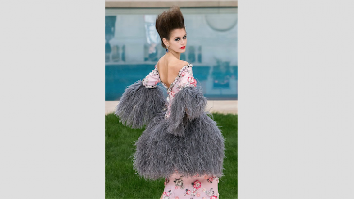 La fiesta de piscina retro de Chanel en París 