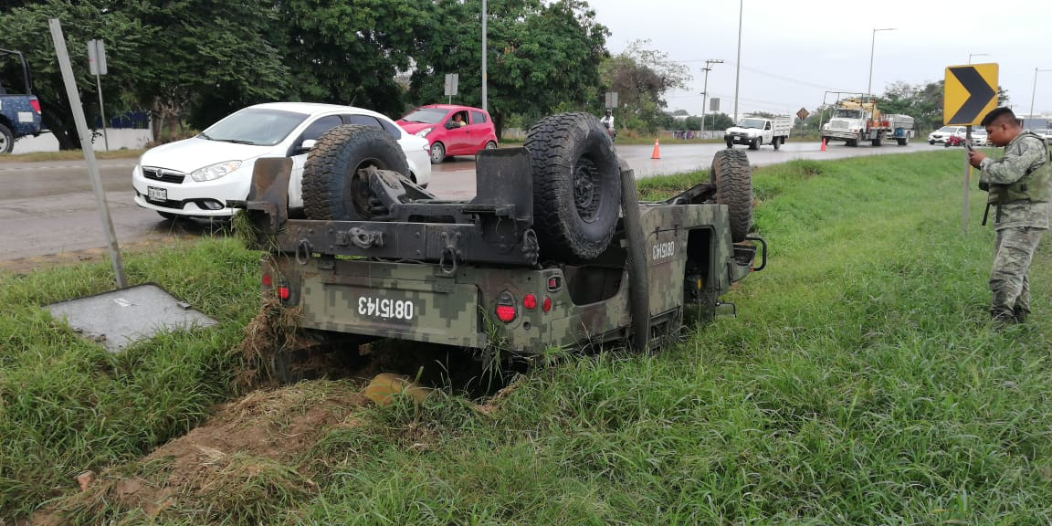 Camioneta de la SEDENA, volcó a causa del pavimento mojado en Altamira