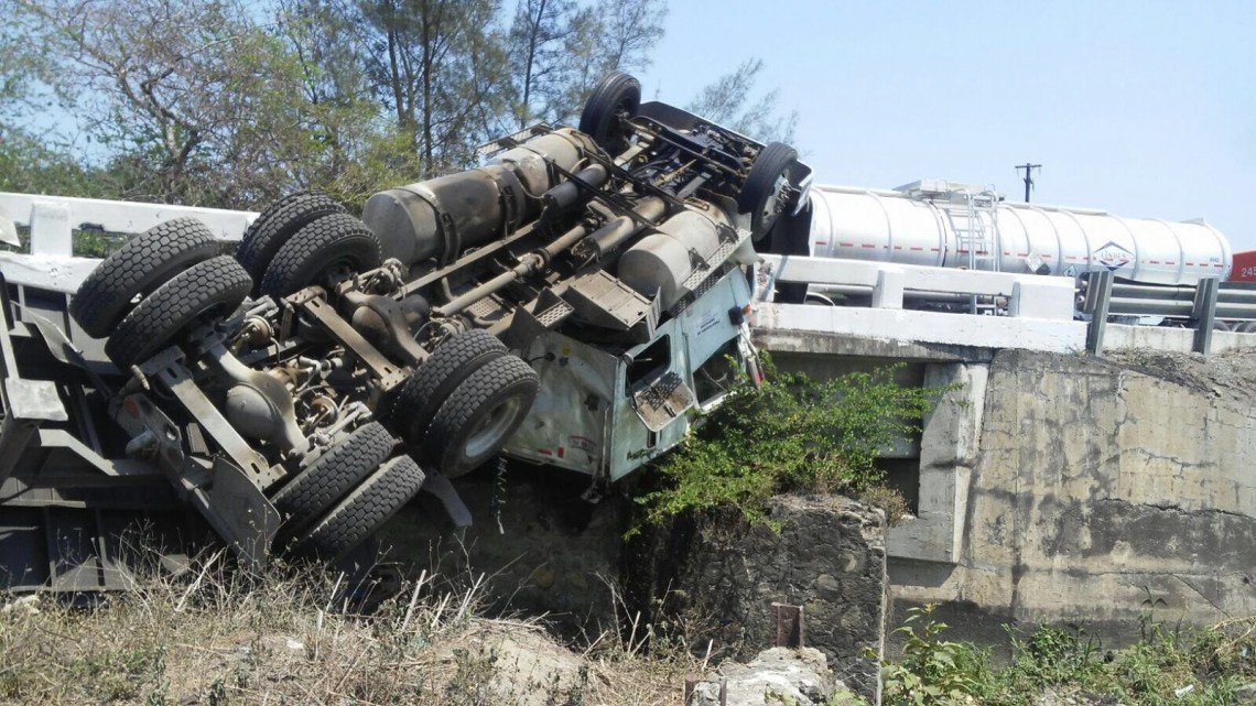 Menor de edad herido en volcadura de tráiler