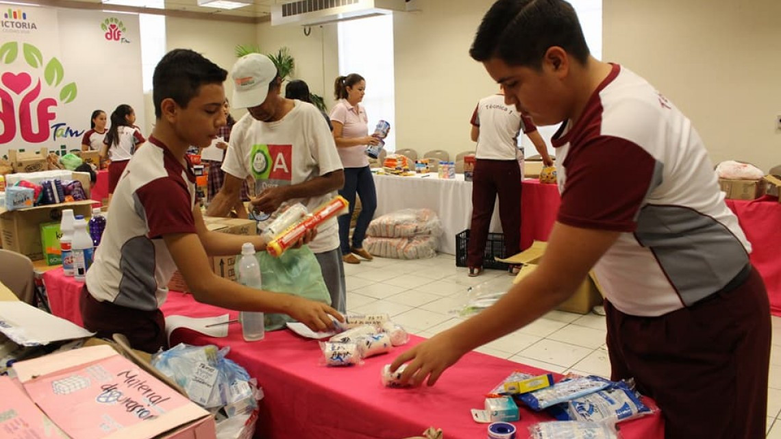 Voluntarios apoyan en centro de acopio de DIF Victoria