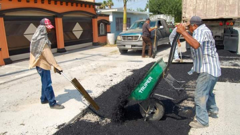 Realizan trabajos de bacheo