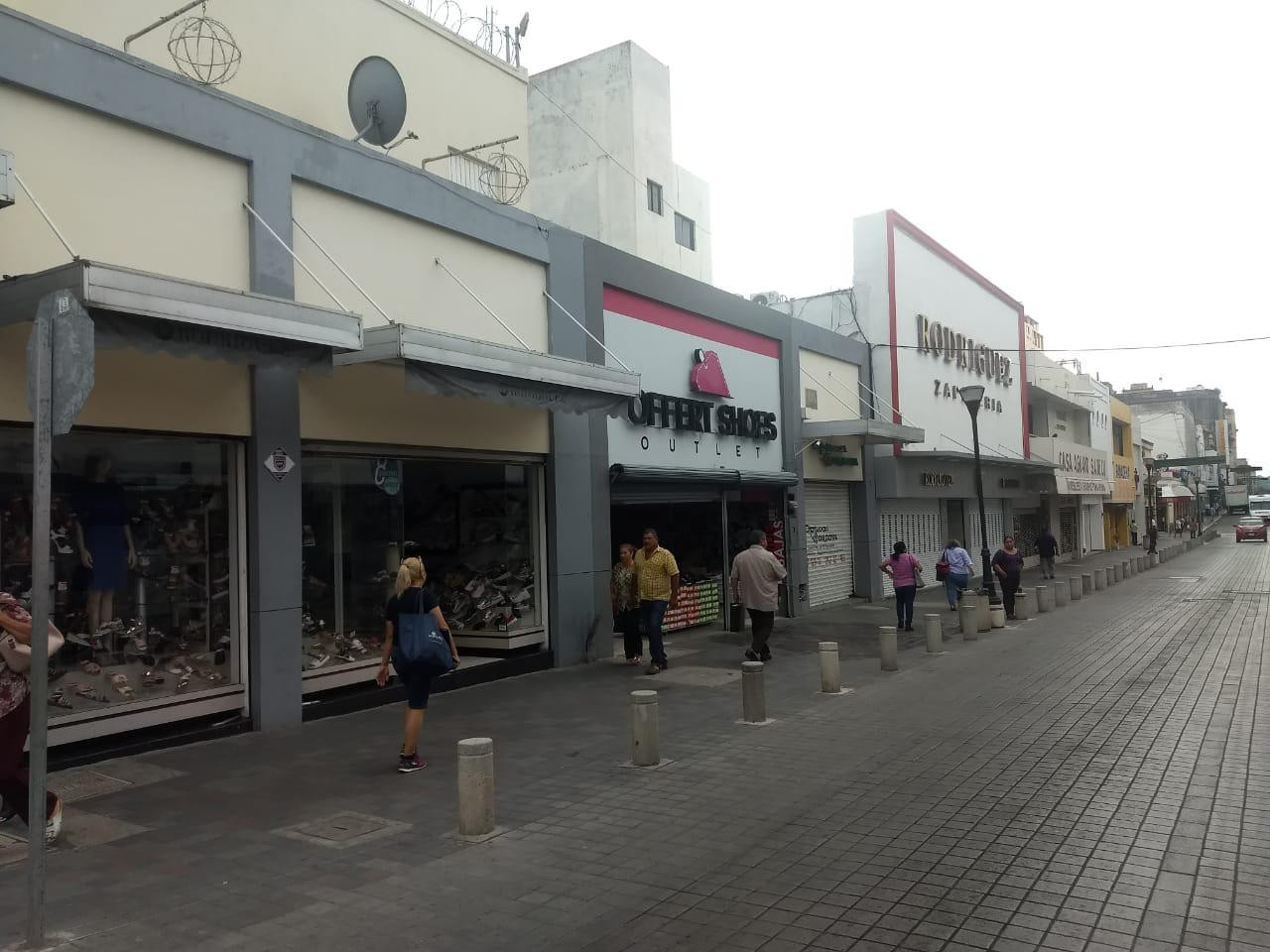 Comerciantes de la zona centro molestos ante cortes de luz