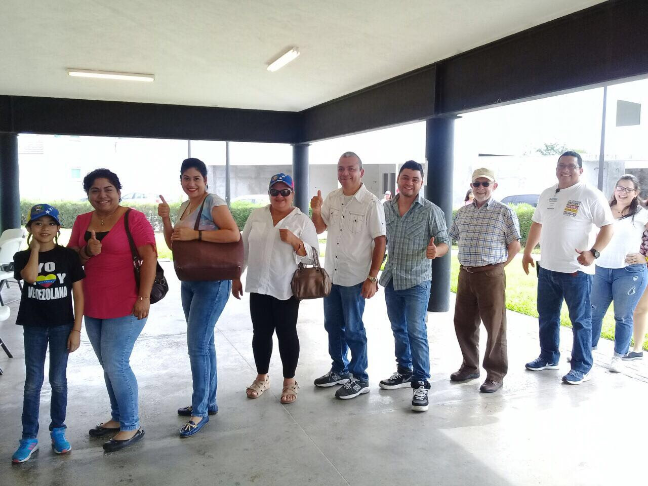 Gran afluencia de venezolanos en Consulta Popular