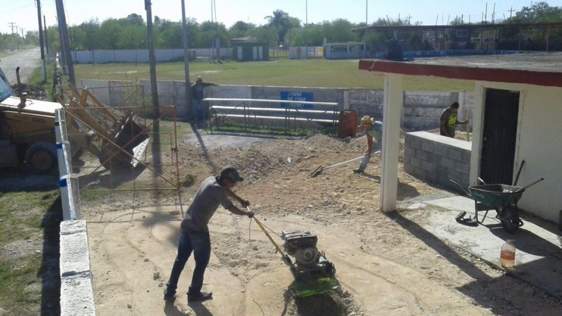 Realizan trabajos de mantenimiento en parque de softbol