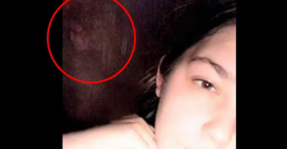 Se toma una selfie y capta a una niña fantasma