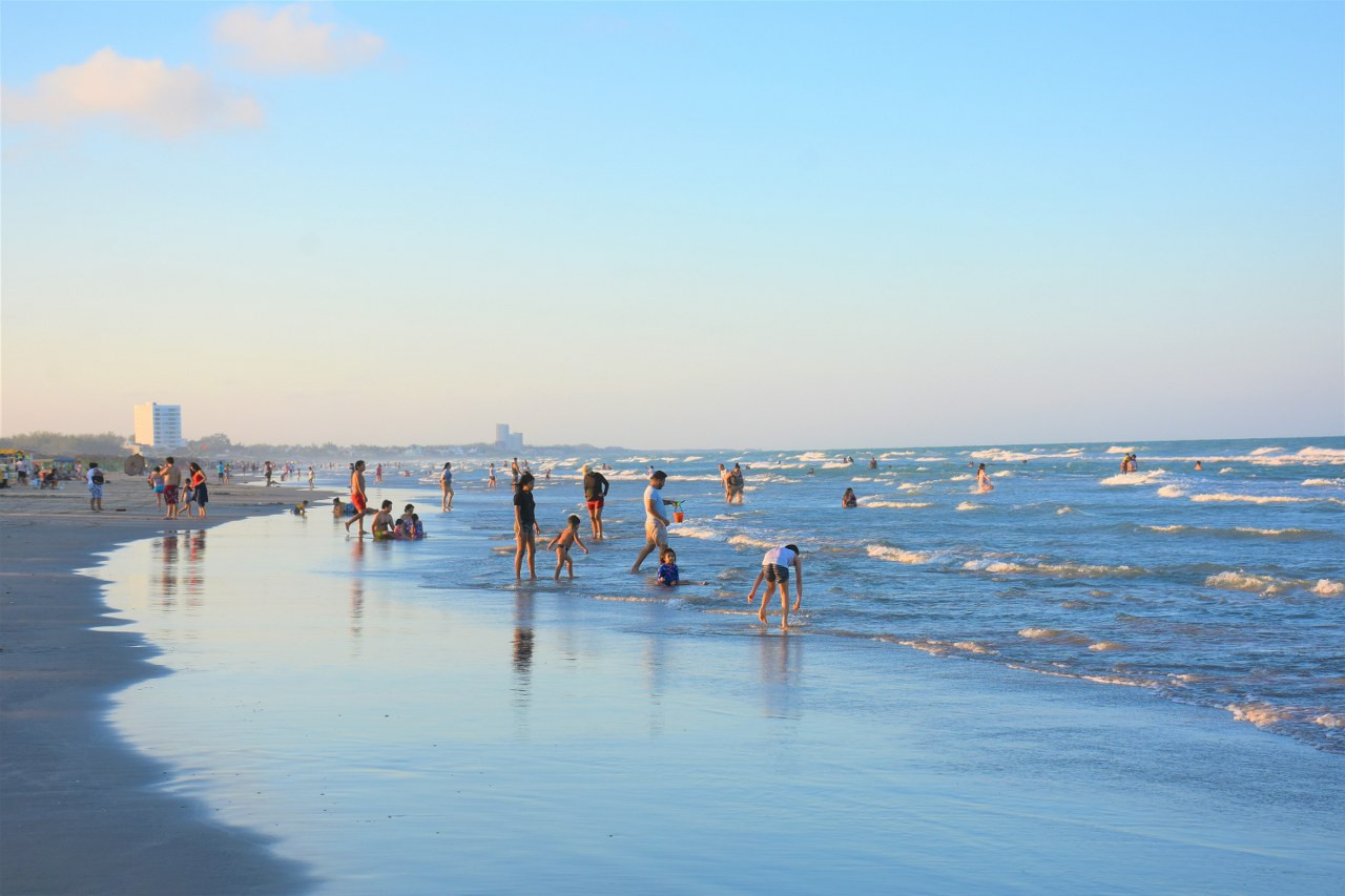 Miles de visitantes disfrutan responsablemente de playa Miramar
