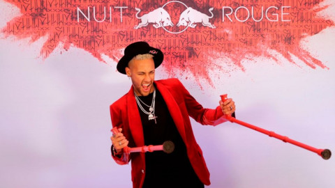 Neymar festeja sus 27 años con muletas 