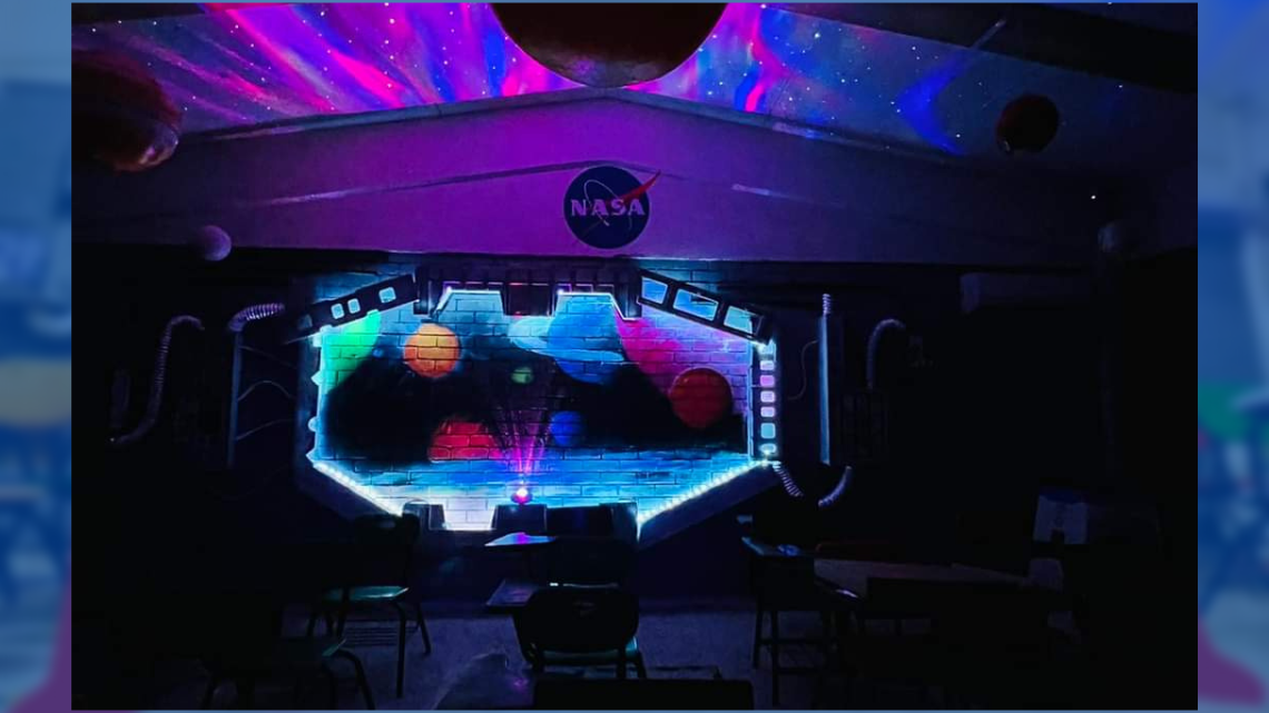 Todos a bordo: El Profe Chido decoró su salón de la NASA para estudiantes