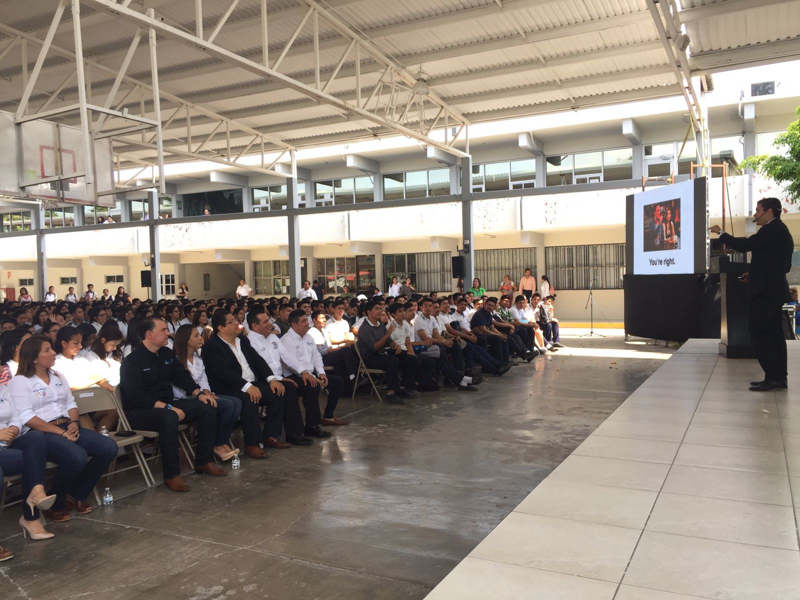 Sedesol entrega becas de inglés a alumnos del Cbtis 135 