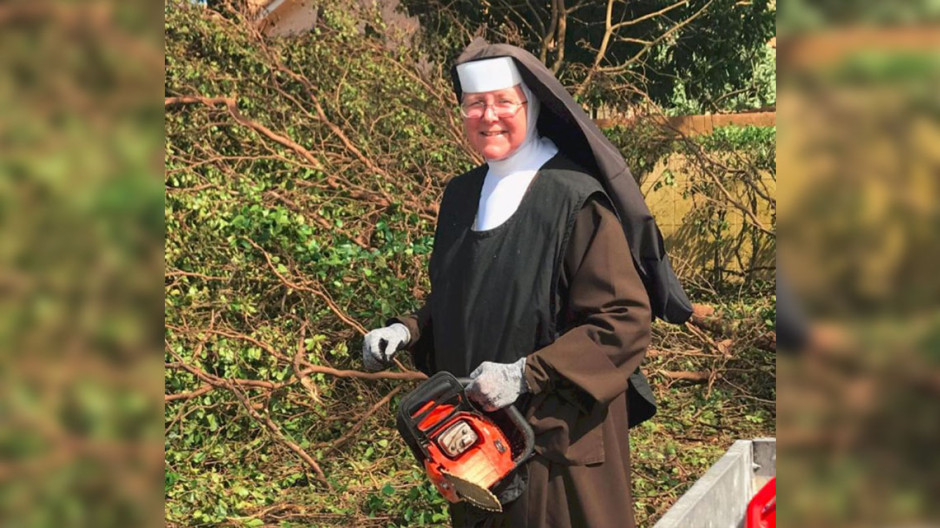 Monja apoya a cortando árboles tras paso de "Irma"