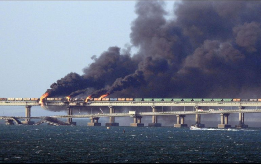Explosión de un camión bomba paraliza estratégico puente de Crimea