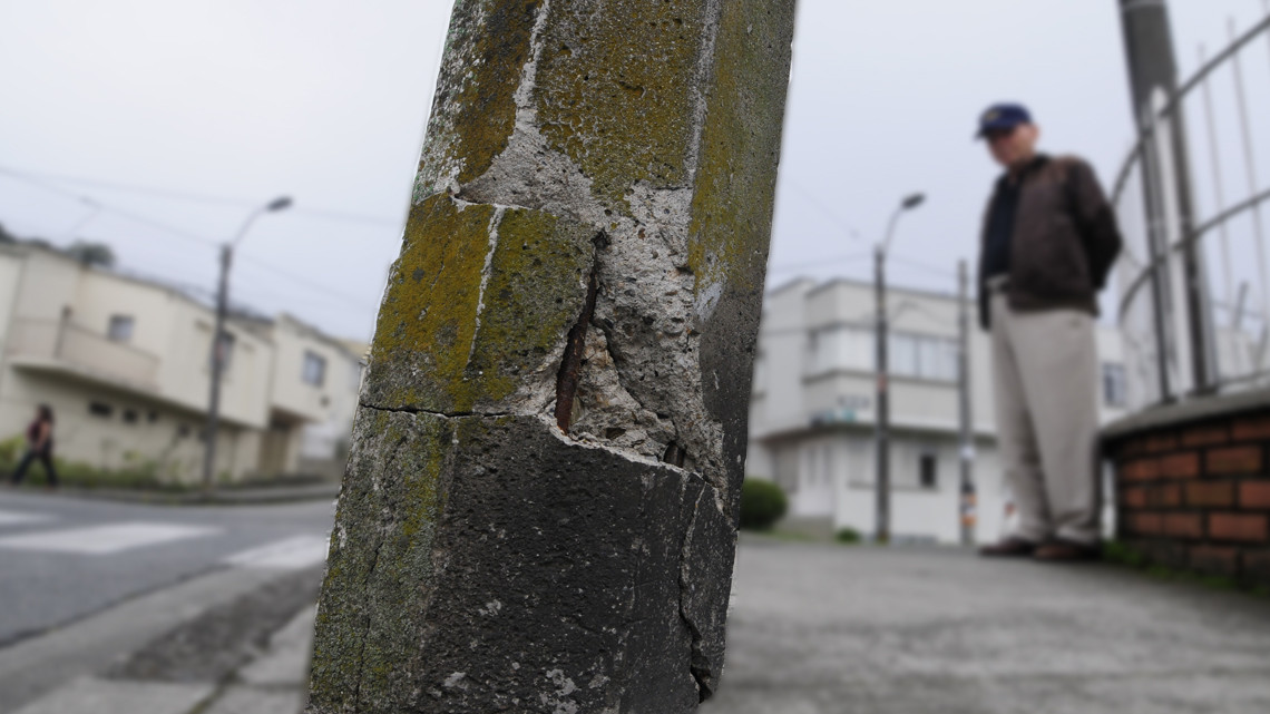 Exigen a CFE de mantenimiento a postes de luz en mal estado 