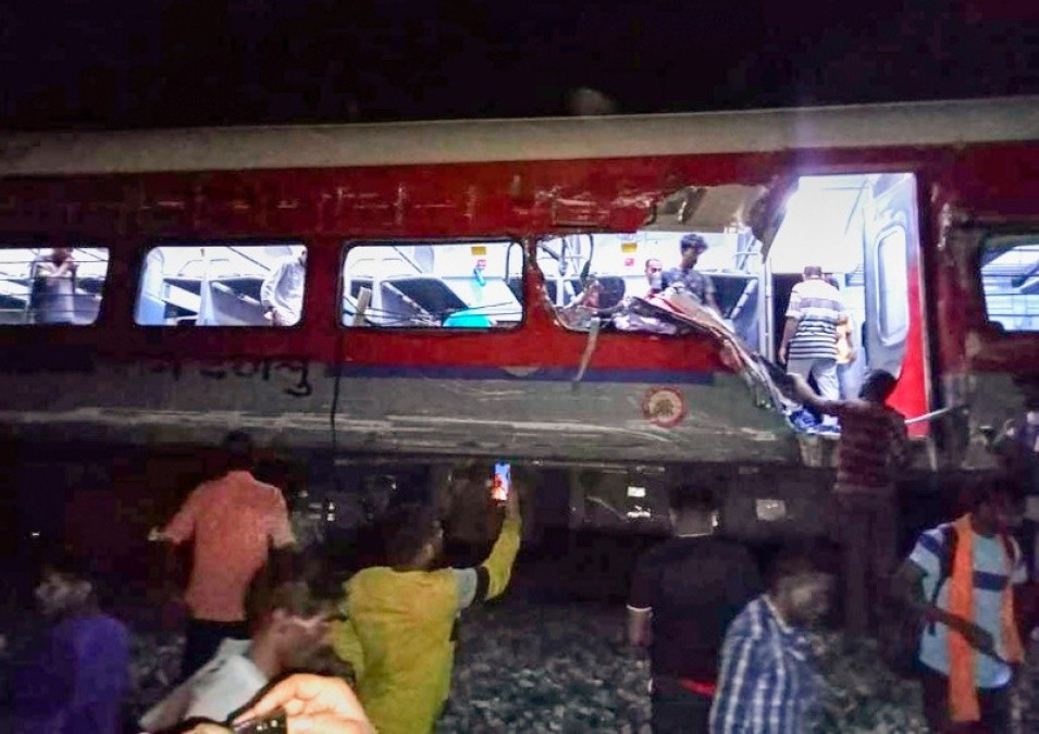 Sube a 261 los muertos por choque de trenes en el este de la India