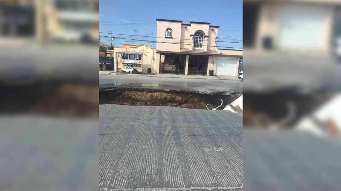 Cae camión en socavón en Sección Lomas