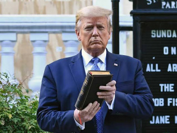 Donald Trump lanza su propia biblia