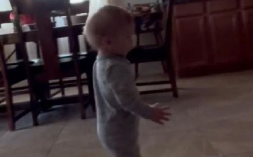 Bebé baila al ritmo de "La Chona" y se vuelve viral