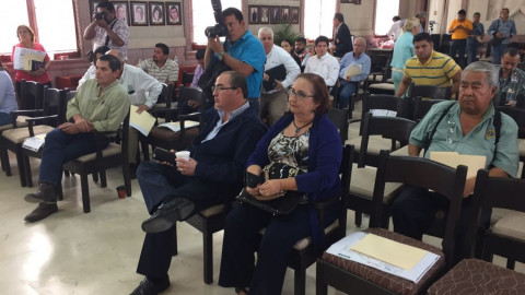 Sector comercial y educativo acuden a plática informativa sobre pasó inferior