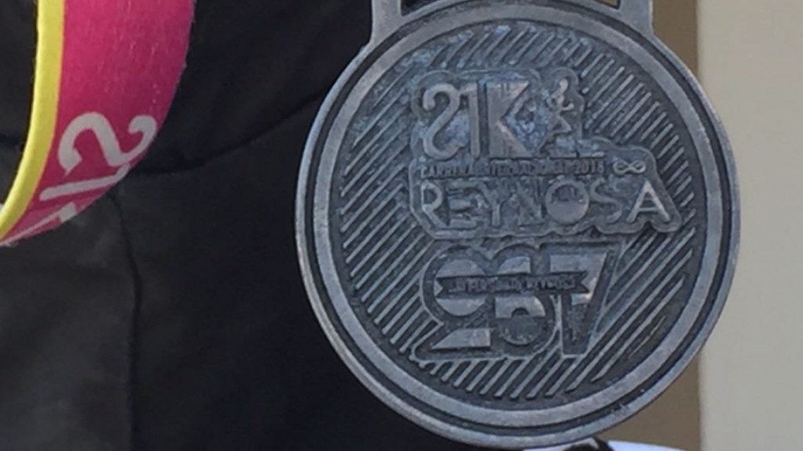 Deportista busca apoyo para participar en maratón.