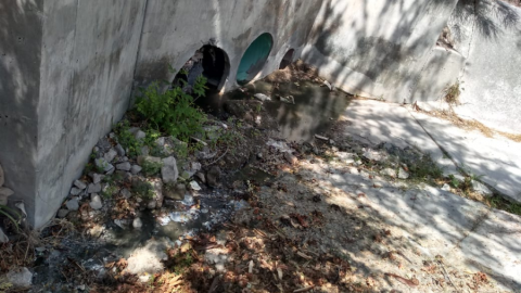 Extraen desechos y grasas de alcantarillas